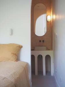 a bedroom with a bed and a sink and a mirror at PROVENCE VAR Bel appartement 2 pièces indépendant dans un Magnifique Domaine in Bras