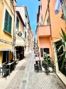 an alley with tables and chairs on a street at La Gritta in Lerici