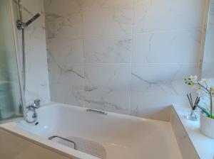 Ένα μπάνιο στο Charming Stay Near Candawater Station - City Access! +30 φωτογραφίες