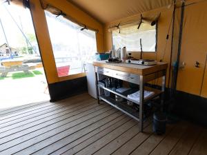 Η κουζίνα ή μικρή κουζίνα στο Safari Tent in Heeg by the Marina +20 φωτογραφίες