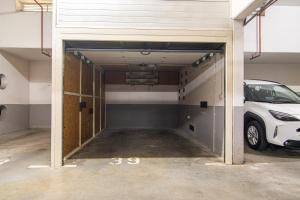 un garaje con un coche aparcado dentro en Flexible SelfCheckIns 79 - Zagreb - Garage - New, en Zagreb
