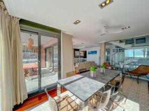Ένα ή περισσότερα κρεβάτια σε δωμάτιο στο Stylish villa with saltwater pool +35 φωτογραφίες