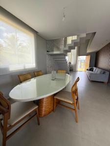a living room with a white table and chairs at Sítio em Jequitibá Vista Incrível Próximo a Sete Lagoas in Jequitibá