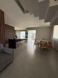 a living room with a couch and a table and chairs at Sítio em Jequitibá Vista Incrível Próximo a Sete Lagoas in Jequitibá