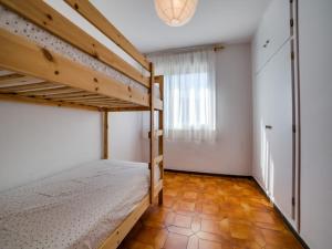 パラフォルズにあるVilla in Sant Genís near Costa Brava Beachesの二段ベッド2台と窓のある寝室 +29枚の写真
