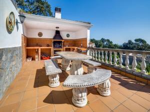 パラフォルズにあるVilla in Sant Genís near Costa Brava Beachesの家の中のパティオ(テーブル、ベンチ付)