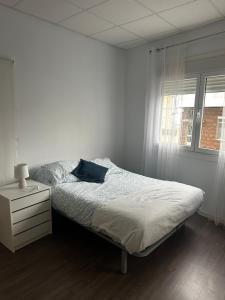 Ένα ή περισσότερα κρεβάτια σε δωμάτιο στο Precioso apartamento a 1 minuto de la playa