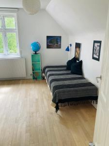 a bedroom with a large bed in a room at Charmerende byhus - tæt på alt! in Svendborg