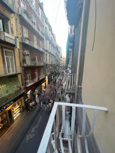 Un balcón o terraza de Dimora Chiaia 209