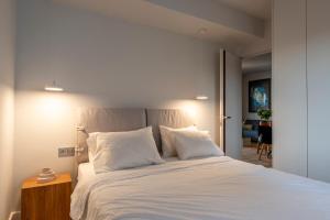 Ένα ή περισσότερα κρεβάτια σε δωμάτιο στο Syntagma Urban Residence
