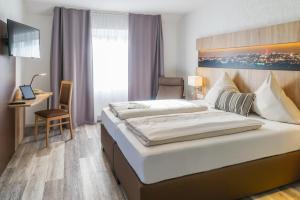 Una habitación de hotel con una cama grande y un escritorio. en Hotel Restaurant Kromberg, en Remscheid