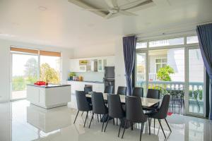 a kitchen and dining room with a table and chairs at Căn Hộ Ocean Vista-Mũi Né-Phan Thiết in Phan Thiet