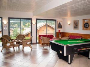 salon ze stołem bilardowym w obiekcie Charmant Chalet Duplex 6 Pers, Résidence 3* avec Piscine, Superdevoluy, à 300m des Pistes - FR-1-504-634 w mieście Superdevoluy