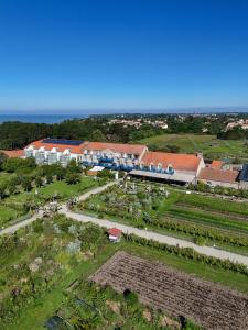 - une vue aérienne sur un jardin avec un bâtiment dans l'établissement Eco-Domaine La Fontaine - HOTEL-SPA - Plage de la Fontaine aux Bretons, à Pornic