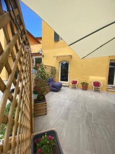 フィレンツェにあるIl Portico di Margheritaの椅子と柵のある広いパティオ