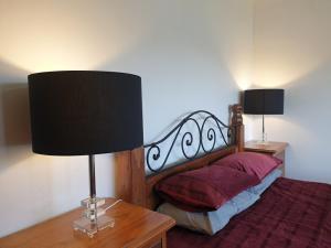Rúm í herbergi á Sleeps 10 Fully renovated Firepit and pool table