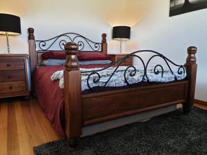 Rúm í herbergi á Sleeps 10 Fully renovated Firepit and pool table