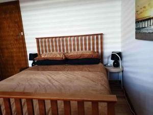 Rúm í herbergi á Sleeps 10 Fully renovated Firepit and pool table