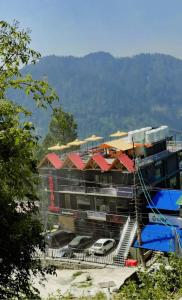 Royal Luxus في Nathia Gali: مبنى به سيارات متوقفة في موقف السيارات +11 صورة