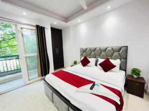 Postel nebo postele na pokoji v ubytování Hotel Seven Near DLF Avenue