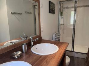 un bagno con un lavandino bianco e una doccia di Maison de charme 5 chambres, jardin central à Cauterets - FR-1-812-133 a Cauterets