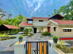 una casa con una valla delante en Eden Villa, en Meenangadi