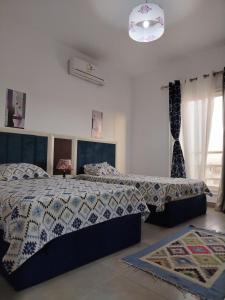 Postel nebo postele na pokoji v ubytování Chalet 2 BDs 2 BRs at Second Floor for rent at Amwaj Sidi Abdelrahman for families ONLY and NOT Including Gate and Beach Pass fees