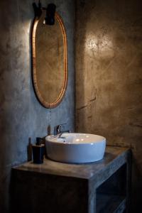 un bagno con lavandino e specchio di Liiiving in Açores - Ocean View House a Canto da Areia