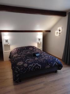 une chambre avec un lit avec une couverture dessus dans l'établissement Lac et étoiles, à Savines