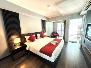 Postel nebo postele na pokoji v ubytování Amazing Seaview Duplex George Town Maritime Suites 07 + 70 fotografií