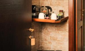 Príslušenstvo na prípravu kávy alebo čaju v ubytovaní Uria Rooms & Suite B&B