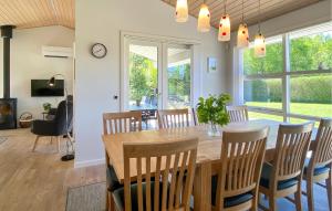 Μια τηλεόραση ή/και κέντρο ψυχαγωγίας στο Amazing Home In Hals With Kitchen
