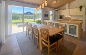Η κουζίνα ή μικρή κουζίνα στο Amazing Home In Hals With Kitchen +25 φωτογραφίες