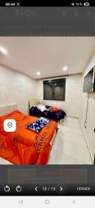 two twin beds in a room with a tv at Oran Appart proche Meridien in Oran