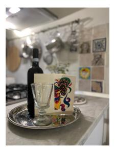 eine Flasche Wein und ein Glas auf der Theke in der Unterkunft Leda's Home in Rom