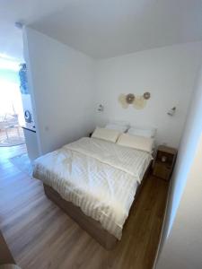 Postel nebo postele na pokoji v ubytování Empuriabrava apartment, sea view + 28 fotografií