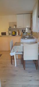 Η κουζίνα ή μικρή κουζίνα στο Apartman Tihana +21 φωτογραφίες