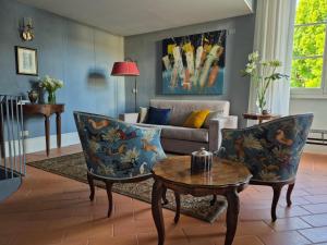 a living room with a couch and a table at Suite Dudley - Castello di Pallerone in Pallerone