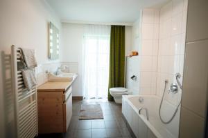 Koupelna v ubytování Landhaus Schösser-Brandler + 28 fotografií