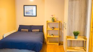Ένα ή περισσότερα κρεβάτια σε δωμάτιο στο Cosy Flat off City Centre