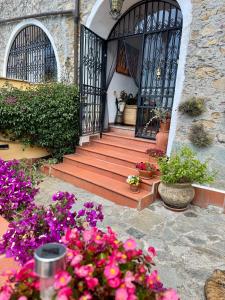 Ein Haus mit einem Blumenstrauß vor einer Tür in der Unterkunft Casa Belvedere in Diano San Pietro