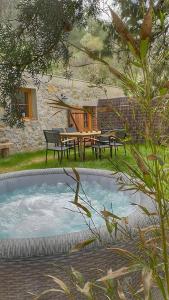 Bazén v ubytování Essencia nebo v jeho okolí