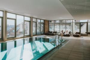 una piscina en un edificio con ventanas de cristal en Hotel Grauer Bär, en Innsbruck