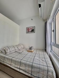 a bedroom with a bed and a window at Wind Residences Cool suites 1BR unli Wifi, PrimeVideo, Nice pool, Near Malls in Kaybagal