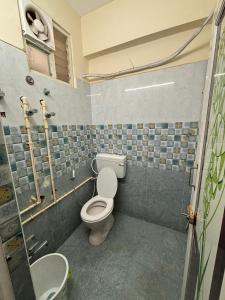 ティルパティにあるSrinivasa Hotelのトイレと洗面台付きのバスルーム +47枚の写真