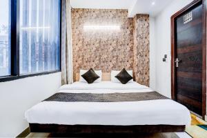 Postel nebo postele na pokoji v ubytování Kings Court Hotel Pitampura