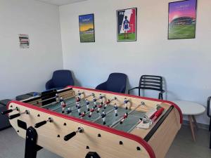 De spelkamer van Auberge de jeunesse HI Clermont-Ferrand