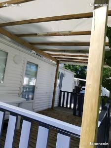 a pergola on the front porch of a house at Mobil-Home in Argelès-sur-Mer