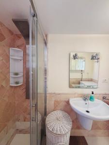 a bathroom with a sink and a mirror and a shower at Paraiso en Palmmar in Palm-mar