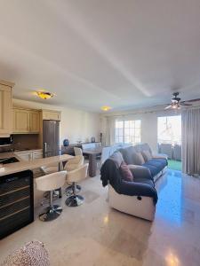 a living room with a couch and a kitchen at Paraiso en Palmmar in Palm-mar